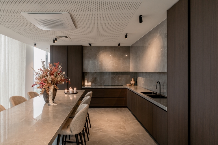 Stylish Master Oak Commands Attention in Upscale 4-Star Hotel